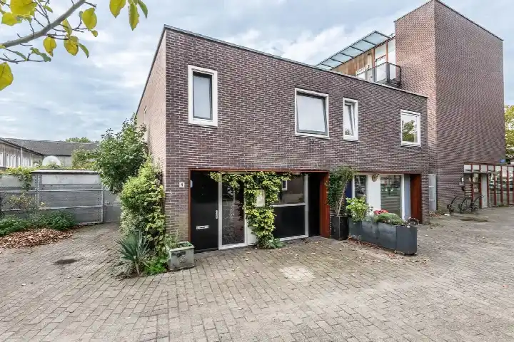 Twee-onder-één-kap te koop: Gerardus Vossiusstraat 4, Roemer Visscherbuurt Haarlem