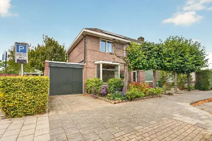 Corner house for sale: Gestelsestraat 256C, Rapelenburg Eindhoven