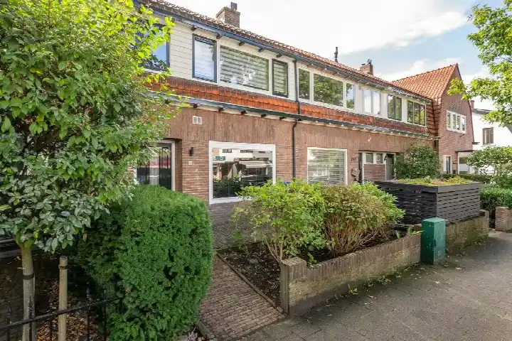 Tussenwoning te koop: Gijsbrecht van Amstelstraat 249, Staatsliedenkwartier Hilversum