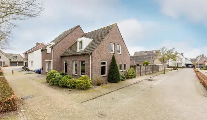 Twee-onder-één-kap te koop: Glazenmaker 2, Middelbeers Oost West En Middelbeers
