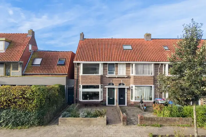 Corner house for sale: Goudsbloemstraat 9, Bloemenbuurt Leeuwarden