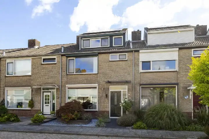 Terraced house for sale: Graaf Adolfstraat 17, BH west Hardinxveld-Giessendam