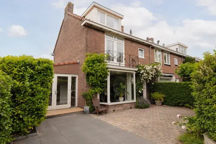 Corner house for sale: Graaf Aelbrechtlaan 164, Kruiskerkbuurt Amstelveen