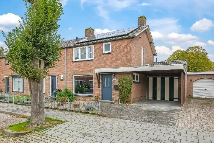 Corner house for sale: Graaf van Gelrestraat 20, Vleumingen Gendt