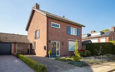 Twee-onder-één-kap te koop: Graaf van Loonstraat 11, Born Born