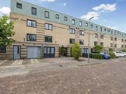 Terraced house for sale: Grafelijkheidsweg 64, Zuilenburg en omgeving Dordrecht