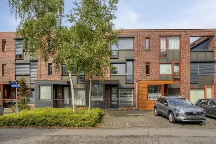 Tussenwoning te koop: Grasbloem 109, Grasrijk Eindhoven