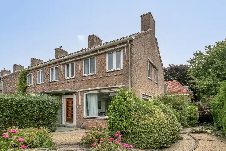 Corner house for sale: Grindweg 2, Molenlaankwartier Rotterdam