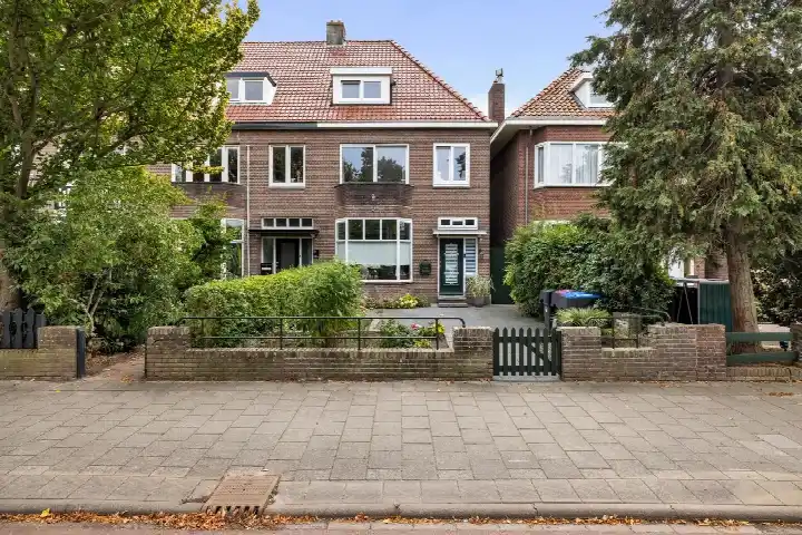 Corner house for sale: Groningerstraatweg 70, Zamenhofpark Leeuwarden