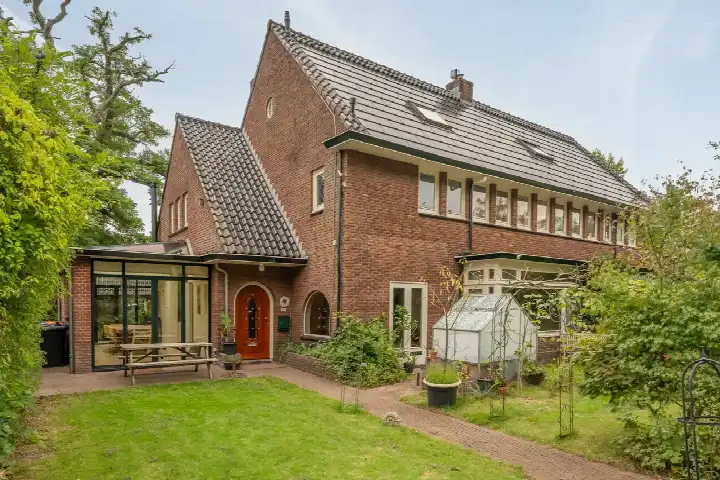 Twee-onder-één-kap te koop: H.A. Lorentzweg 19, Donderstraat Bussum