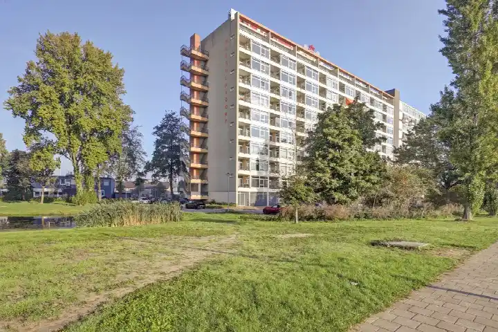 Apartment for sale: H. Kamerlingh Onnesstraat 74, Corridor-West Zwijndrecht