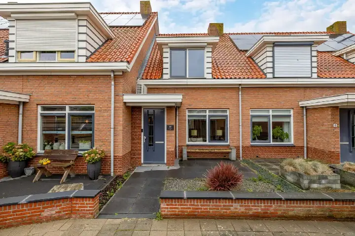 Tussenwoning te koop: Haagsestraat 10, Stellendam west Stellendam