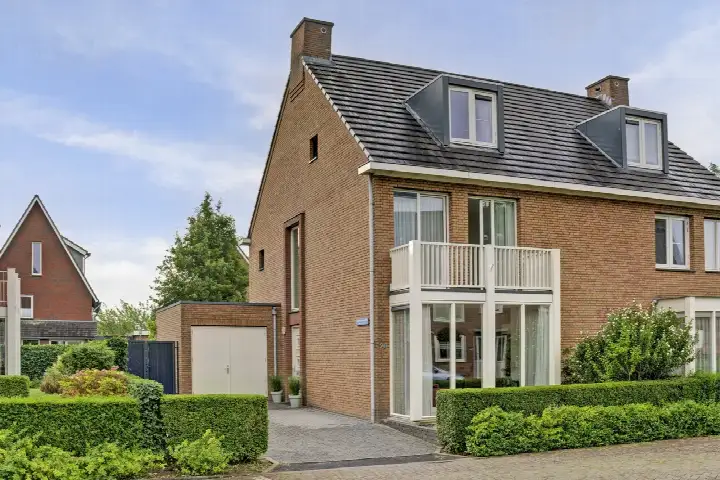 Twee-onder-één-kap te koop: Hadrianus 20, Lingebuurt Elst