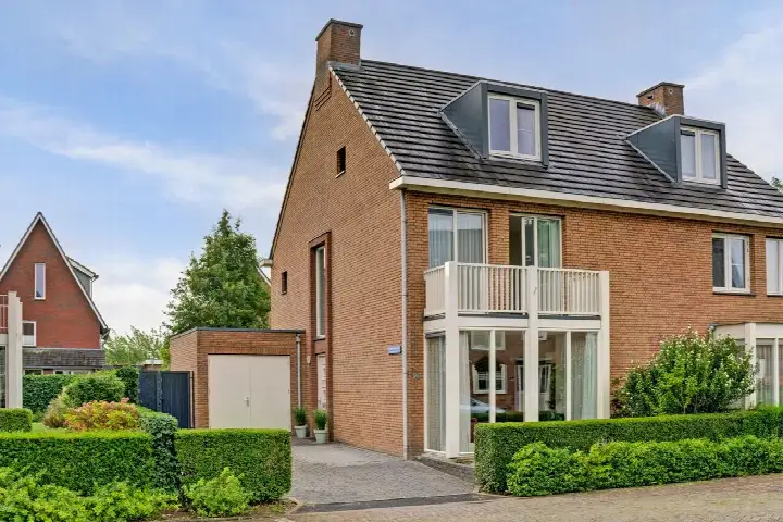 Twee-onder-één-kap te koop: Hadrianus 20, Lingebuurt Elst (Ge)