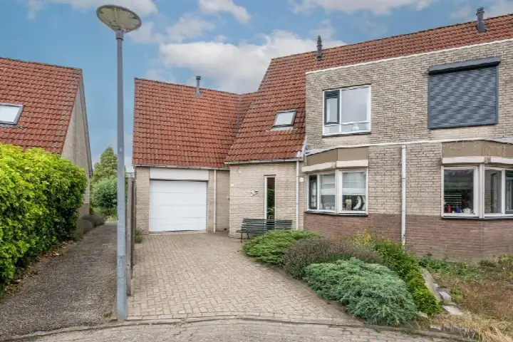Hoekwoning te koop: Halsjuk 25, Sommelsdijk vogelbuurt oost Sommelsdijk
