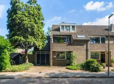Corner house for sale: Hazelaarstraat 14, Bomenbuurt (Vianen) Vianen