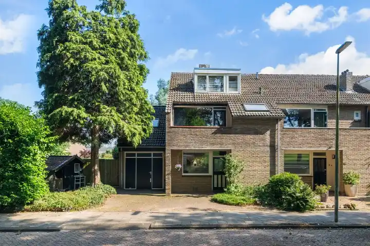 Corner house for sale: Hazelaarstraat 14, Bomenbuurt (Vianen) Vianen (Ut)