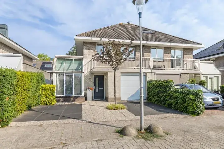 Semi-detached for sale: Helen Parkhurstweg 40, Oud-Beijerland Zoomwijck Oud-Beijerland