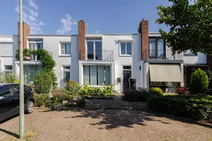 Terraced house for sale: Hélène Schoenmaeckersstraat 13, Amby Maastricht