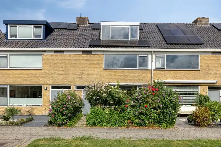Terraced house for sale: Hellendaalstraat 17, Hornmeer Aalsmeer