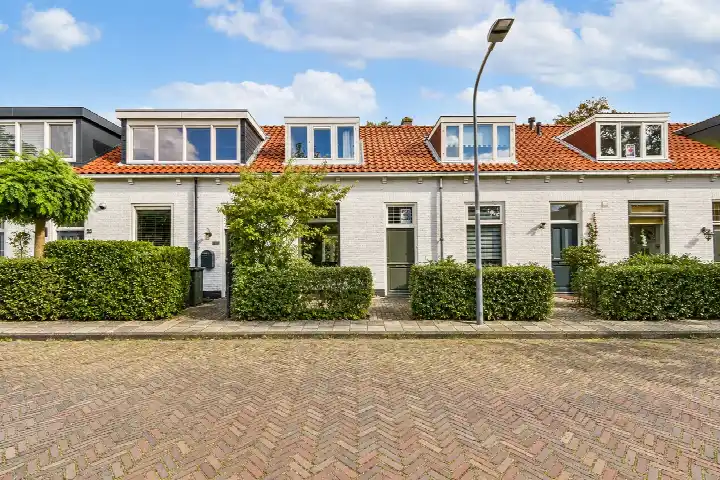 Tussenwoning te koop: Hendrik Roozenlaan 37, Ramplaankwartier Haarlem