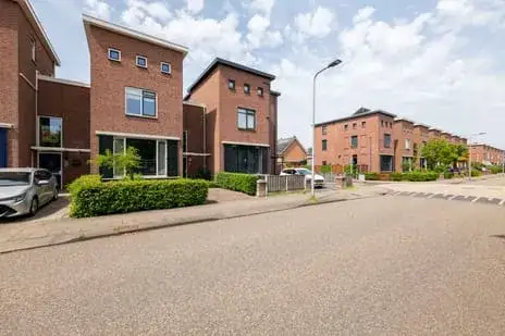 Tussenwoning te koop: Henri Dunantlaan 5, Altena Hellevoetsluis