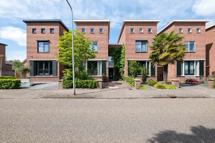 Tussenwoning te koop: Henri Dunantlaan 8, Altena Hellevoetsluis
