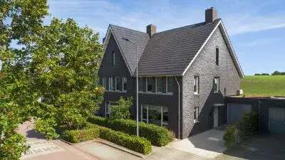 Tussenwoning te koop: Henriette R.Holstlaan 19, De Meerendonk 'S-Hertogenbosch