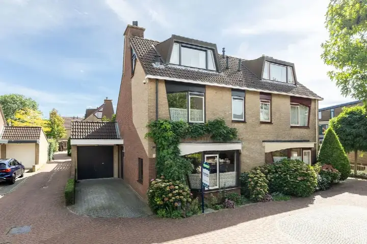 Semi-detached for sale: Herfstlaan 61, De Oude Wereld-Oost Alphen Aan Den Rijn