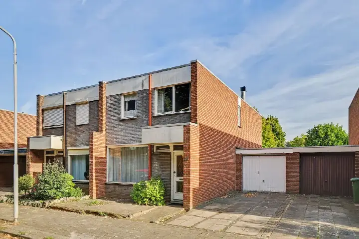 Tussenwoning te koop: Hertog Alvastraat 10, Annakamp-West Venlo