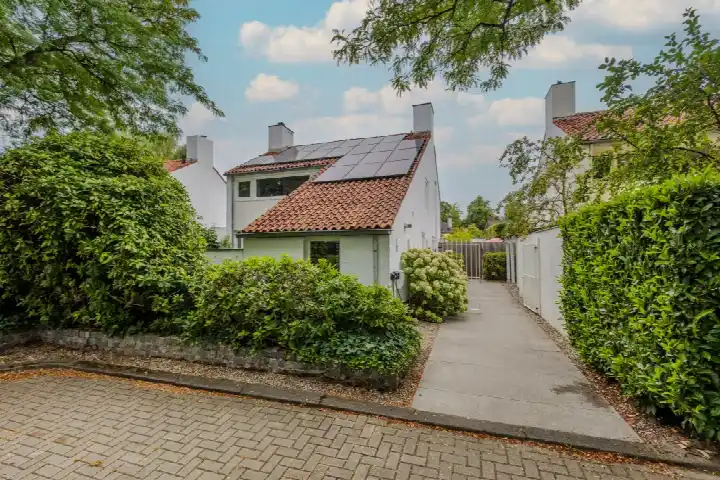 Detached house for sale: Hertog Hendriklaan 9, Omg. Levenskerk/Boomgaard Oisterwijk