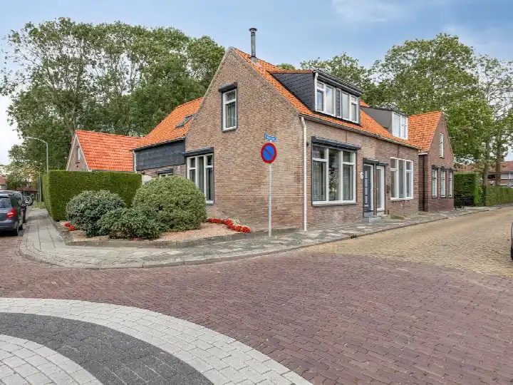 Twee-onder-één-kap te koop: Hilstraat 6, Oude-Tonge prinsessenbuurt handelskade Oude-Tonge