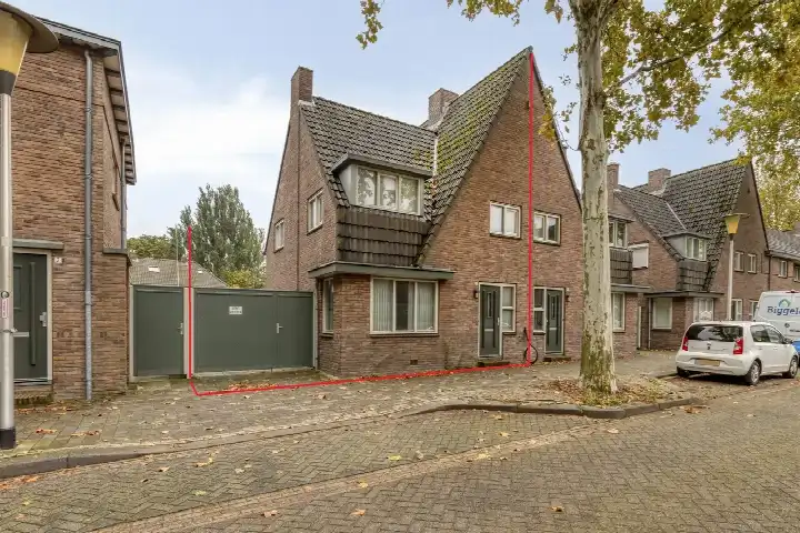 Semi-detached for sale: Hindestraat 9, Vossenberg Helmond