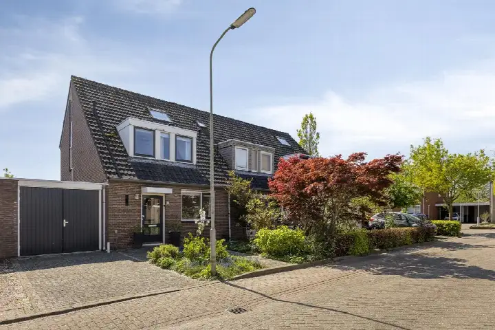 Tussenwoning te koop: Hoeting 6, Leuth Leuth
