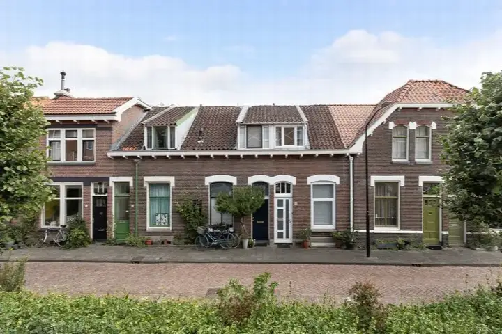 Tussenwoning te koop: Hoge Bakstraat 10, Rozenhof en omgeving Dordrecht