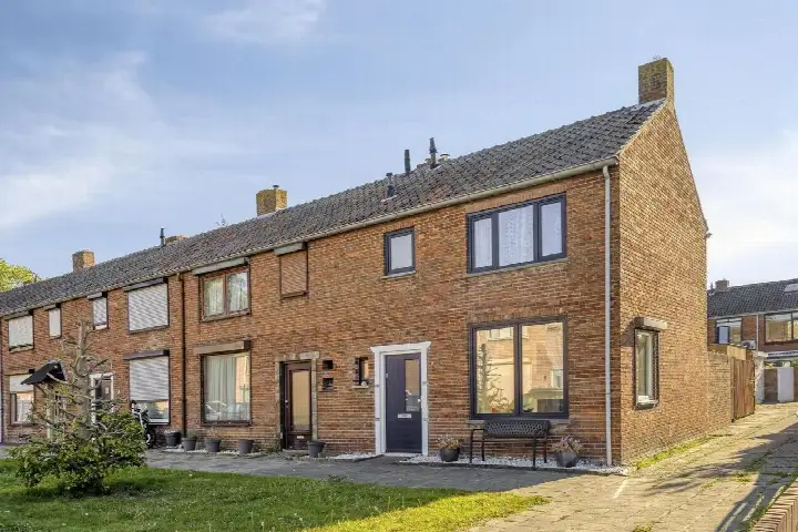 Corner house for sale: Hollandiastraat 2, Kern Sas van Gent Sas Van Gent