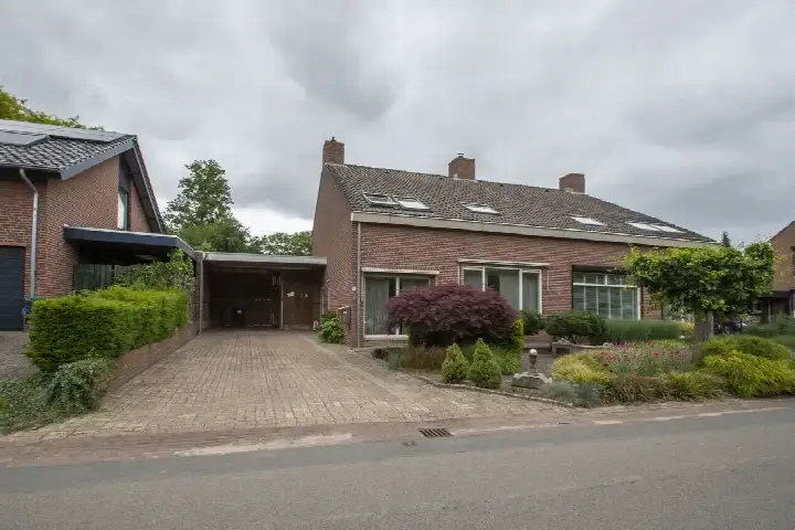 Twee-onder-één-kap te koop: Holstraat 8B, Kern Buggenum Buggenum