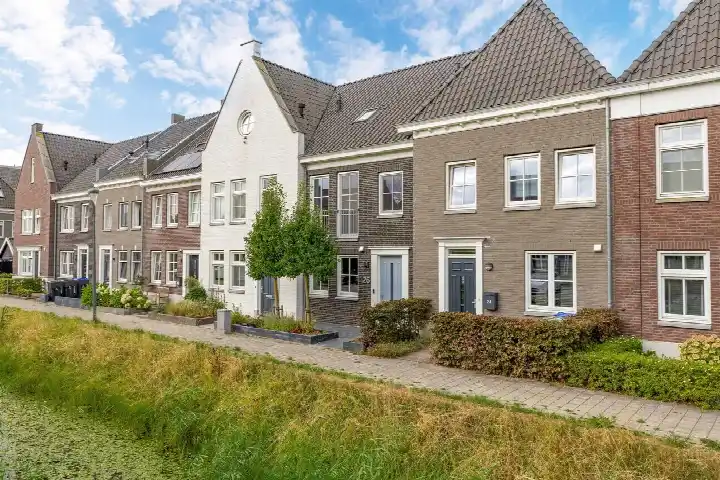Tussenwoning te koop: Honingeter 26, Dirksland zuid Dirksland