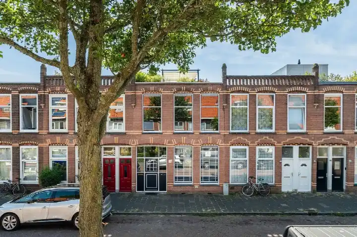 Terraced house for sale: Hooftstraat 56, Jacob Catsstraat en omgeving Dordrecht