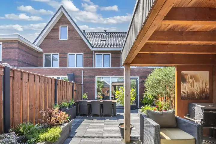 Tussenwoning te koop: Hooge Werffe 4, Tuinderij en omgeving Ursem