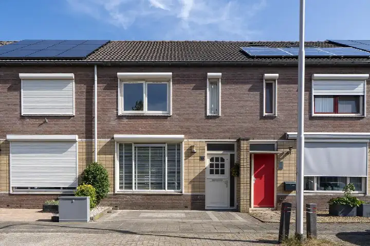 Terraced house for sale: Hoogkarspelstraat 10, Heerevelden Oost Tilburg