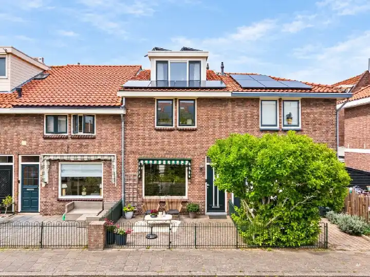 Terraced house for sale: Hortensiastraat 16, Van Boetzelaerstraat Alphen Aan Den Rijn