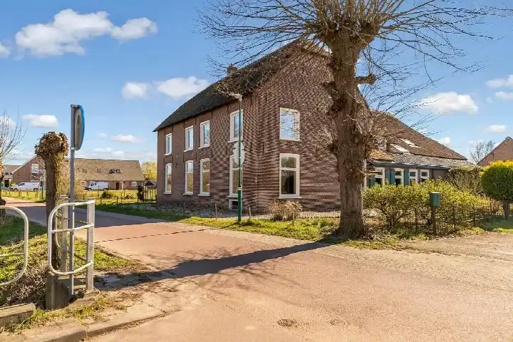 Detached house for sale: Houtensewetering 41, Bruggen Houten