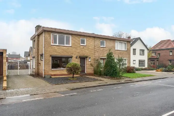 Twee-onder-één-kap te koop: Houtstraat 52, Grevenbicht Grevenbicht