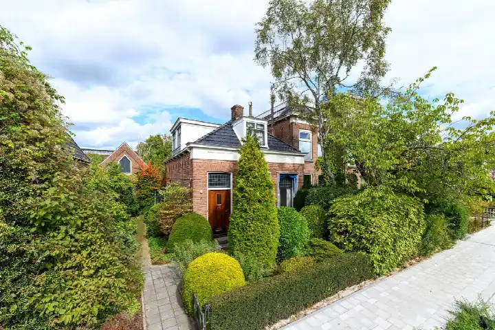 Corner house for sale: Huizumerlaan 79, Huizum-Bornia Leeuwarden