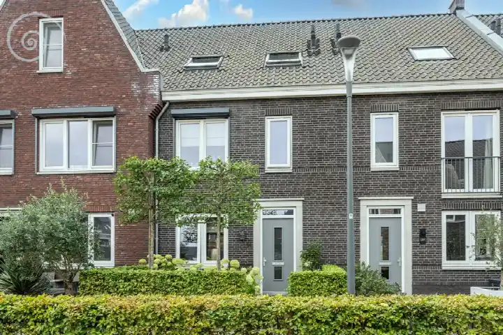 Tussenwoning te koop: Iepenlaan 41, Dirksland zuid Dirksland