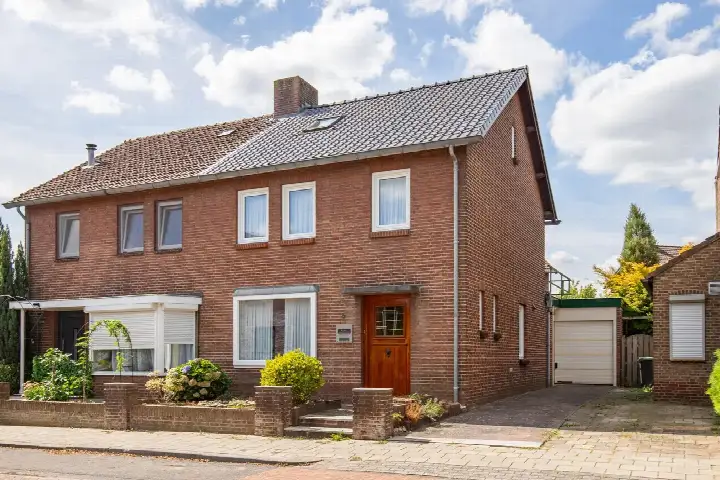Twee-onder-één-kap te koop: Iepenlaan 5, Kern Maasniel Roermond
