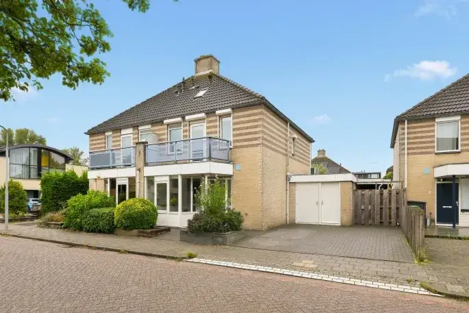 Twee-onder-één-kap te koop: Igor Strawinskystraat 3, Rooswijk Noord Zaandijk