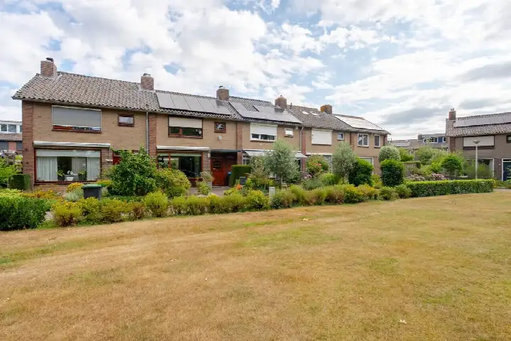 Terraced house for sale: IJsselsingel 180, Rheden Rheden