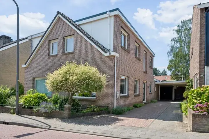 Twee-onder-één-kap te koop: IJsselstraat 52, Velp-Zuid beneden spoorlijn Velp (Ge)